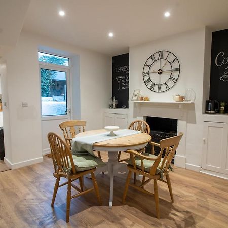 Stylish And Modern Town Centre End-Of Terrace Home 牛顿阿伯特 外观 照片
