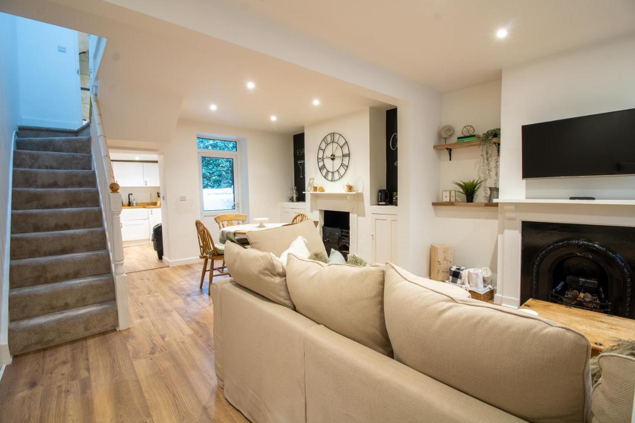Stylish And Modern Town Centre End-Of Terrace Home 牛顿阿伯特 外观 照片