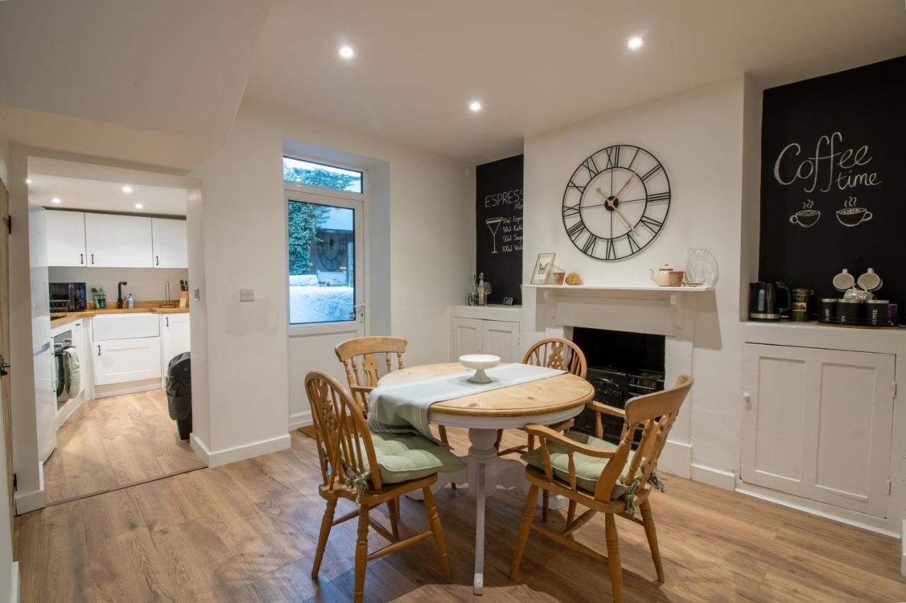 Stylish And Modern Town Centre End-Of Terrace Home 牛顿阿伯特 外观 照片
